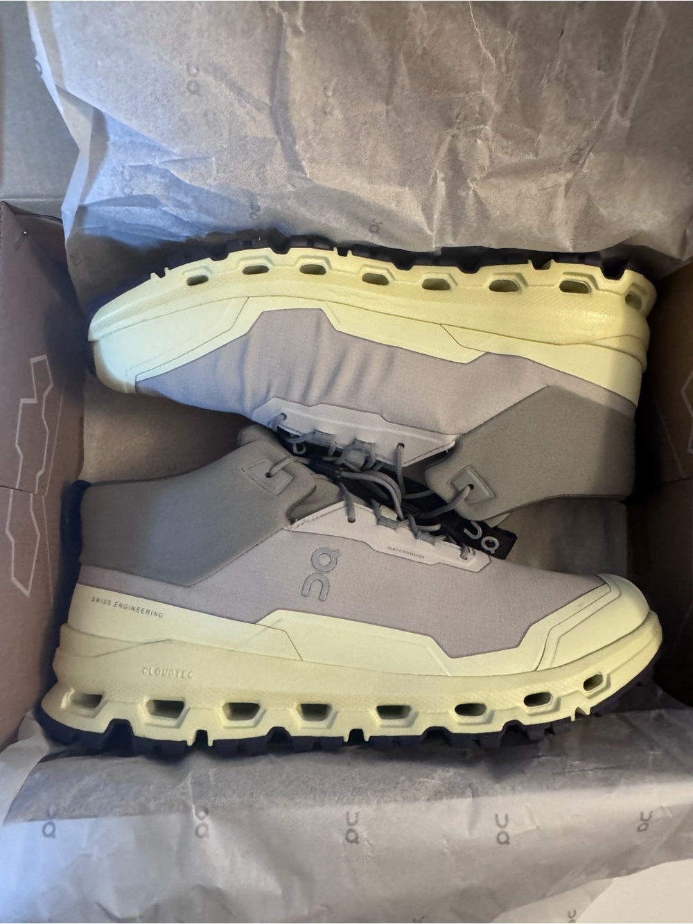 On Running Cloud Hi Waterproof Youth size 6 Silver/Seedling Hiking Sneakers